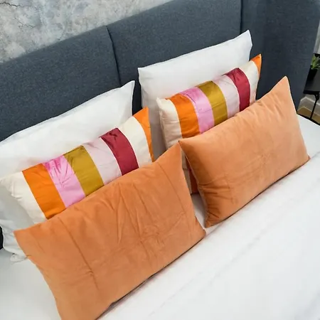 Bright - Location - Charming Balcony Apartman Bukarest