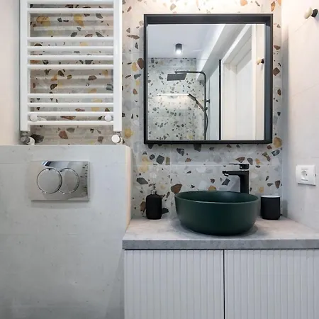 Bright - Location - Charming Balcony