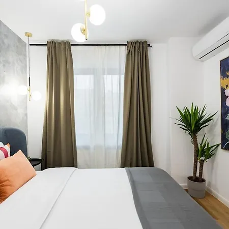 Апартаменти Bright - Location - Charming Balcony *