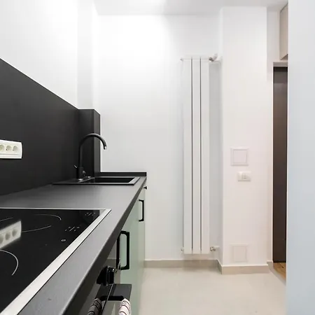 Bright - Location - Charming Balcony Apartment *