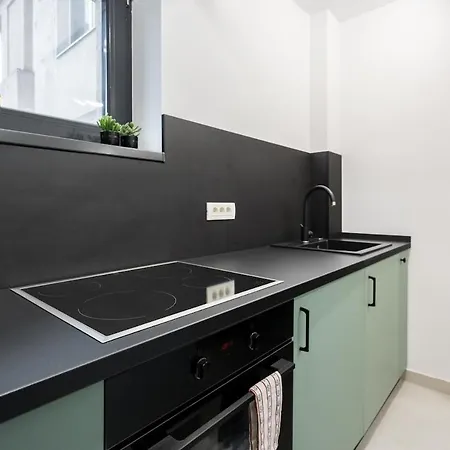 Bright - Location - Charming Balcony Apartment
