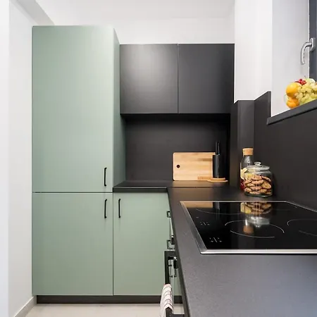 Bright - Location - Charming Balcony Apartment