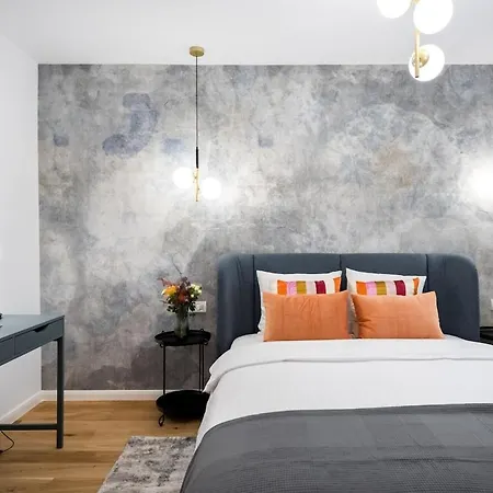 Bright - Location - Charming Balcony Apartment *