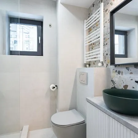 Bright - Location - Charming Balcony Apartment Bucharest